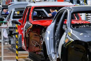 Ab 2035 sollen in der EU keine neuen Autos mit Benzin- oder Dieselmotor mehr zugelassen werden dürfen. (Symbolbild) - Foto: Hendrik Schmidt/dpa