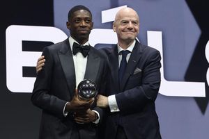 Dembélé (l.) bekam den nächsten Preis für seine starken Leistungen. - Foto: Mohamed Farag/FIFA/FIFA via Getty Images/dpa