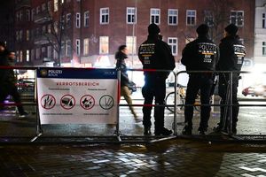 Die Berliner Polizei nimmt schon vor Mitternacht mehr als 100 Menschen fest. - Foto: Sebastian Christoph Gollnow/dpa