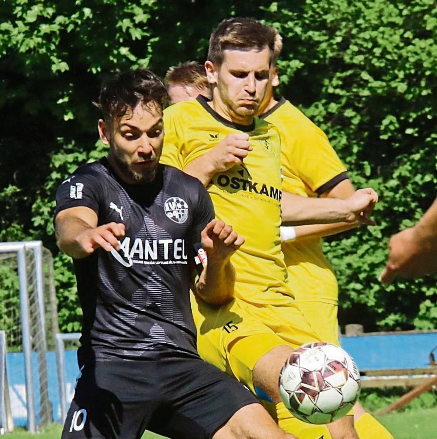 Alles unter Kontrolle: Der SuS Bad Westernkotten, hier mit Kapitän Lukas Traufetter (r.), darf nach dem 4:0 gegen Attendorn weiter vom Aufstieg träumen. Foto: Wiegand
