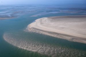 Die Sandbänke zwischen den ostfriesischen Inseln aus der Luft. Der Klimawandel hat Folgen für das Ökosystem im Wattenmeer. - Foto: Sina Schuldt/dpa