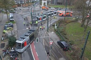 Die Straßenbahn wurde in der Mitte auseinandergerissen. - Foto: David Young/dpa