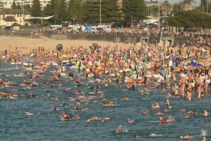Surfer gedenken am Bondi Beach der Terroropfer. - Foto: Mick Tsikas/AAP/dpa