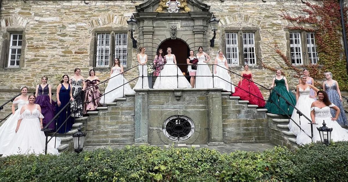 Eindrucksvolle Kulisse: Das Erwitter Schloss bot ein edles Ambiente für die Schau des Brautmodengeschäfts „Brautgefühl“.