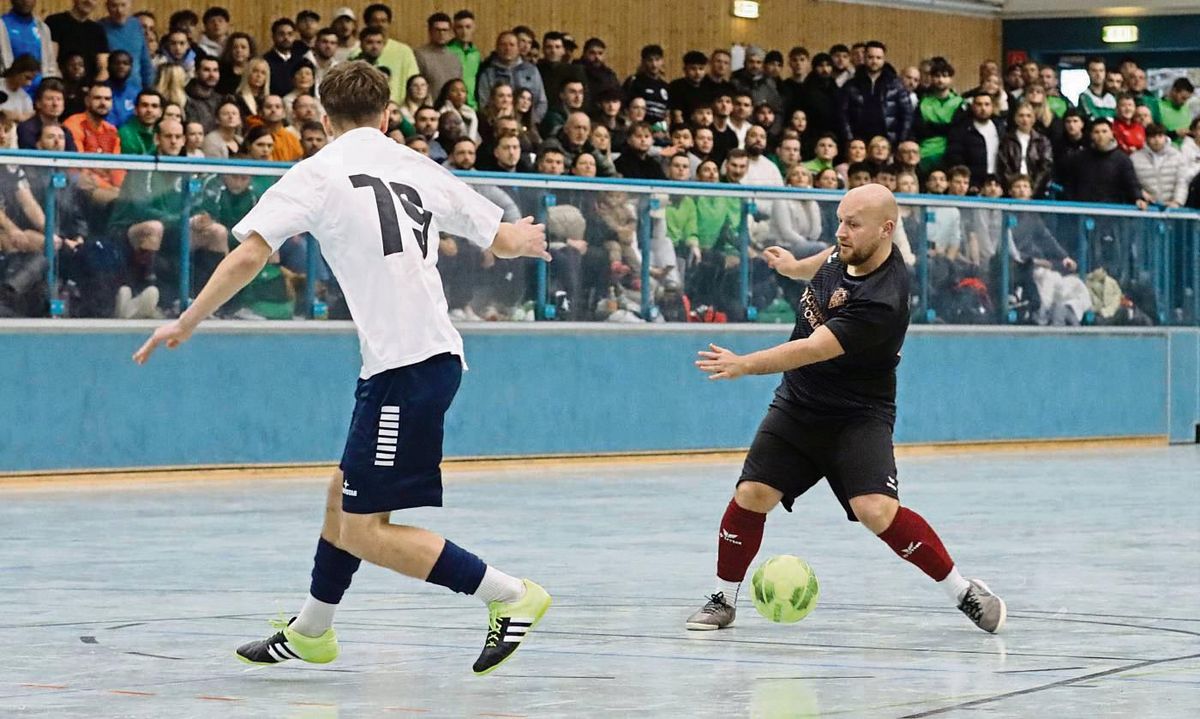 Ein schnelles Wiedersehen gibt es nach den Stadtmeisterschaften für Viktoria Lippstadt (in Schwarz) und den SC Lippstadt (in Weiß) jetzt bei der Vorrunde des Sparkassen Masters, denn beide Vereine sind Gruppengegner. Foto: Frank Lütkehaus