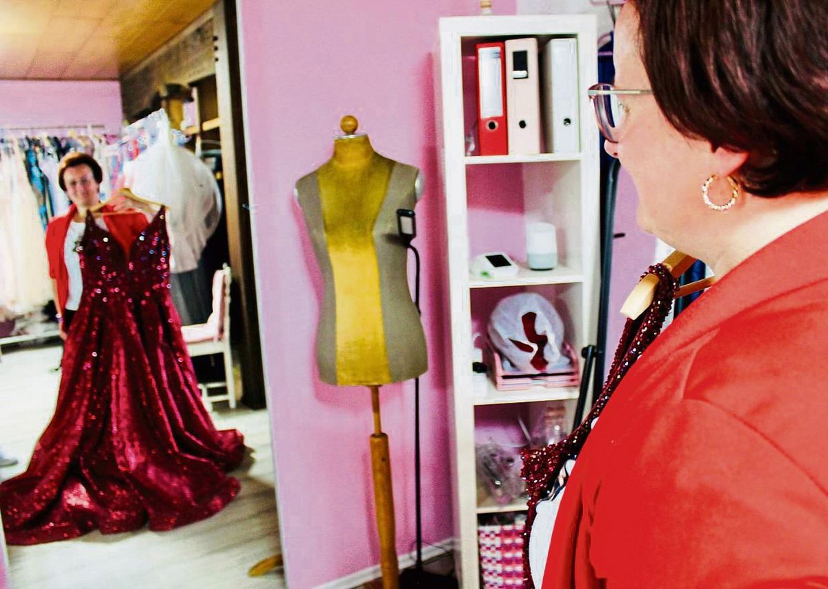 Etwa 1000 Hofdamen- und Königinnenkleider hat Stefanie Schleiermacher in ihrem Sortiment. Fotos: Dietz