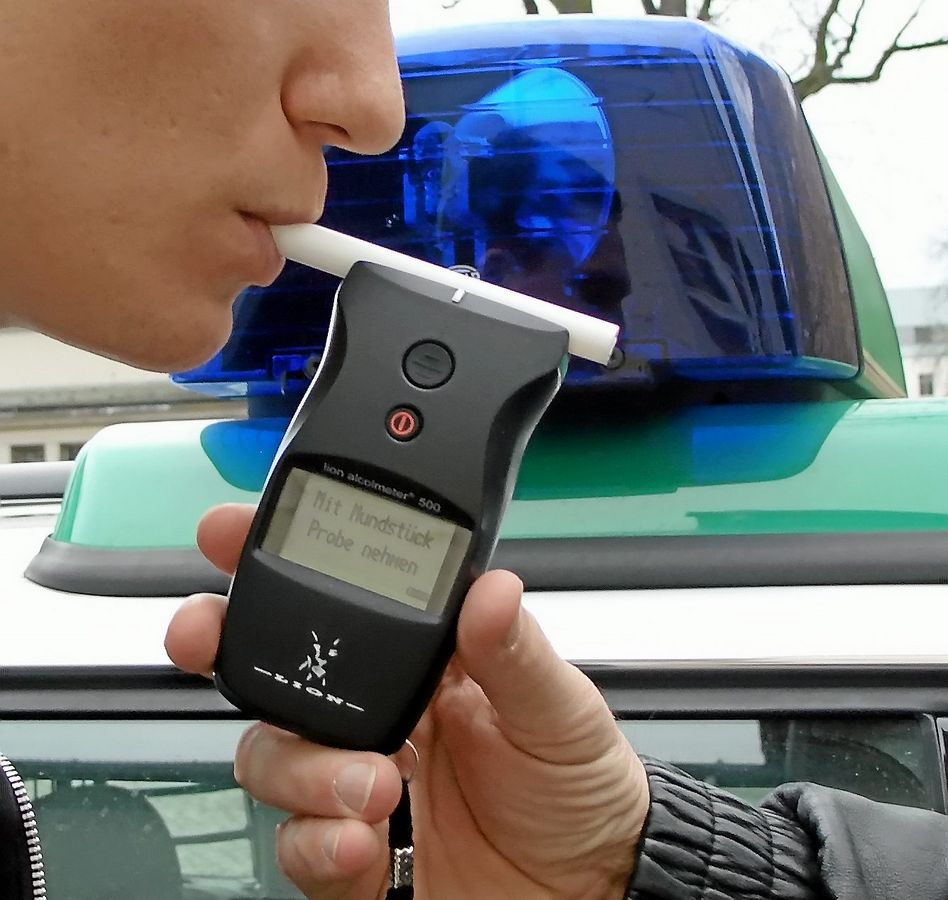 Nach einem Alleinunfall schieben zwei Bürener die Schuld auf eine angeblich dritte Person. Später durchgeführte Alkohol- und Drogentests erklären die offensichtliche Schutzbehauptung. Symbolfoto