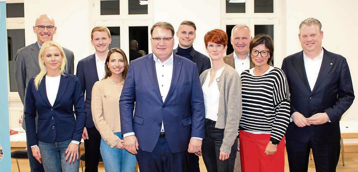 Der neue Vorstand der CDU (v.l.): Bernd Reinberger, Miriam Liedmeier, Michael Bals, Sophia Hammerschmidt, Markus Patzke, Jannis Kemper, Stephanie Lönne, Michael Luig und Nicole Thomann mit dem Landtagsabgeordneten Jörg Blöming.