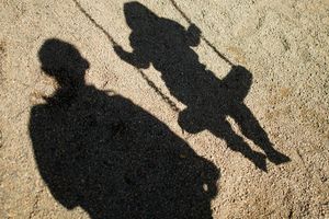 Seit Jahren gibt es Bemühungen, Kriminellen, die sogenannte Scheinvaterschaften gegen Geld vermitteln, das Handwerk zu legen. (Symbolbild) - Foto: Julian Stratenschulte/dpa