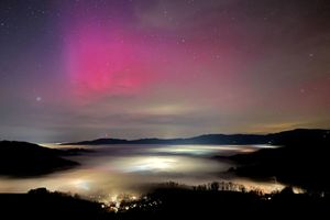Polarlicht überm Wolkenteppich - Foto: Valentin Gensch/dpa