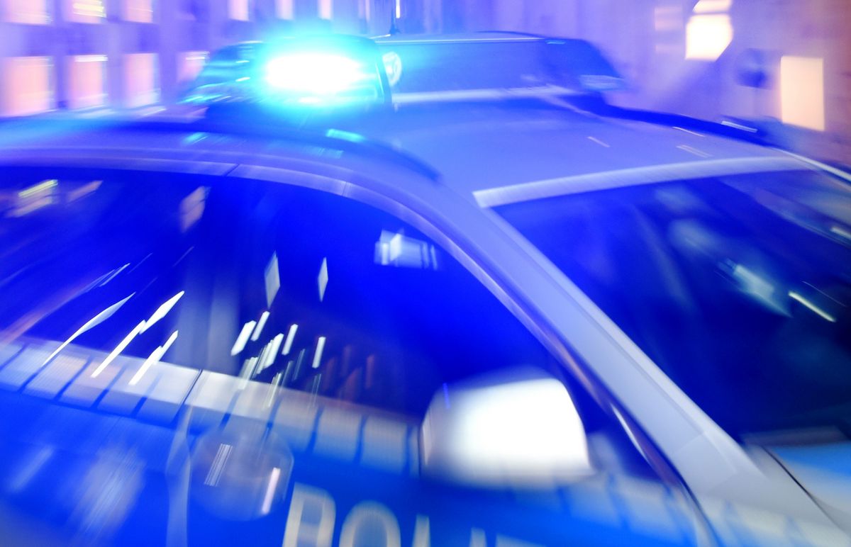 Mehrere rote Ampeln überfuhr der Raser (21) bei einer Verfolgungsjagd mit der Polizei zwischen Paderborn und Scharmede. Das Kennzeichen des Raser-Autos war geklaut. Symbolfoto: DPA