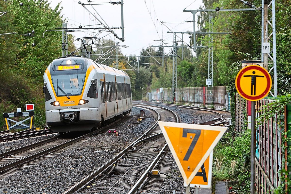 Eine Eurobahn hat am Mittwochmorgen einen Einkaufswagen in Scharmede überfahren. Dieser wurde laut Bundespolizei absichtlich auf die Gleise gestellt. Archivfoto: Laame