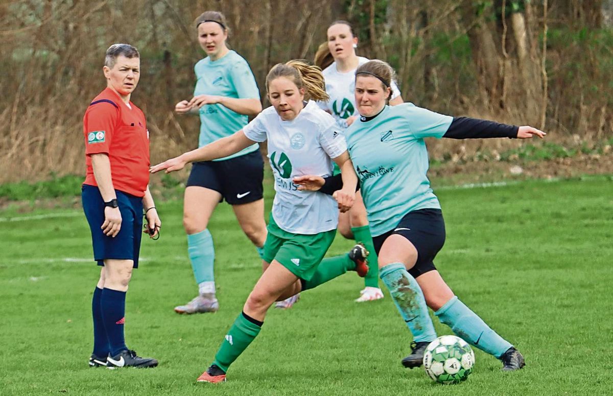 Wirkten nicht spritzig und kamen nicht richtig in die Zweikämpfe: Die Spielerinnen von Germania Stirpe (in Türkis) erwischten gegen Varensell einen gebrauchten Tag und mussten sich am Ende mit 0:1 geschlagen geben. Foto: Feichtinger