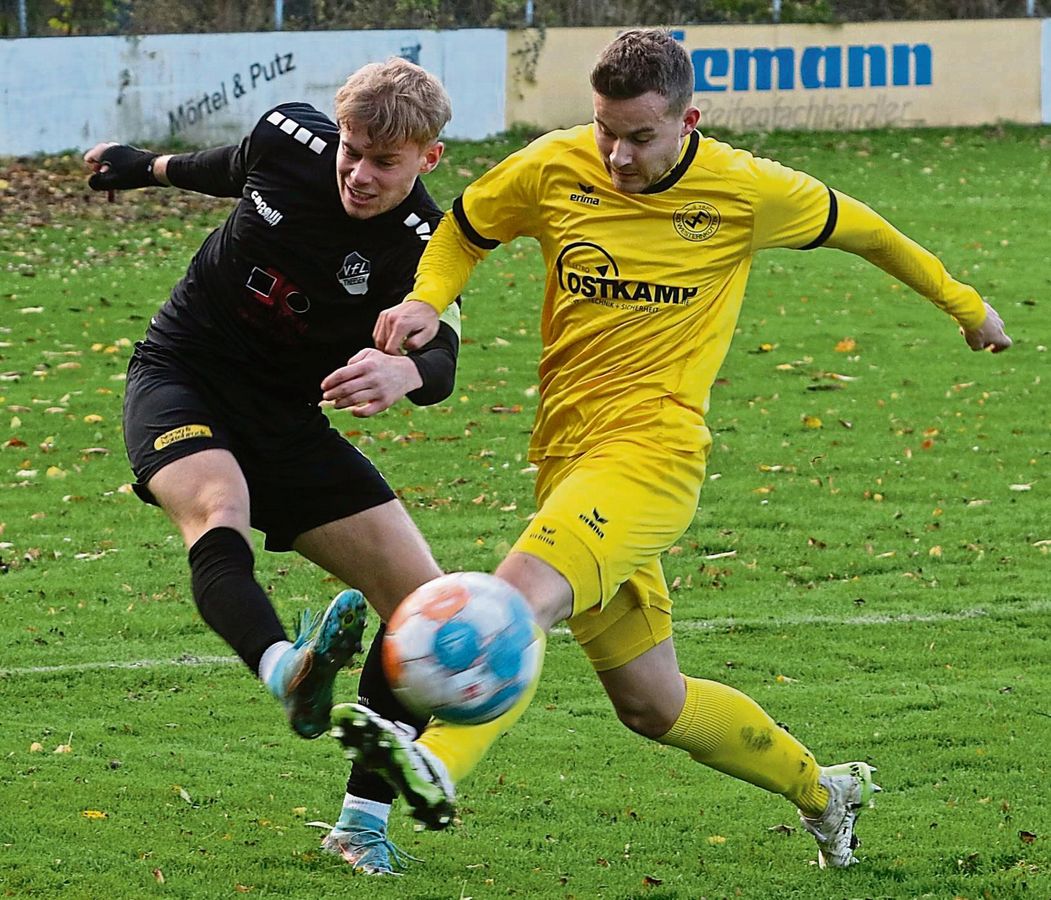 Der Matchwinner für den SuS Bad Westernkotten: Davin Hense (r.) erzielte bereits in der 2. Minute den 1:0-Siegtreffer im Duell mit dem VfL Theesen. Damit haben die Kurort-Kicker erneut ein Topteam der Liga geschlagen und feierten zugleich ihren zweiten Heimerfolg. Foto: Lütkehaus