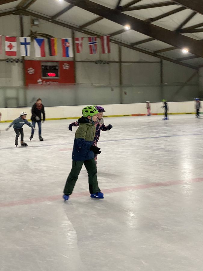 Bei Mika klappt das mit dem Eislaufen schon richtig gut. Fotos: GS St. Marien