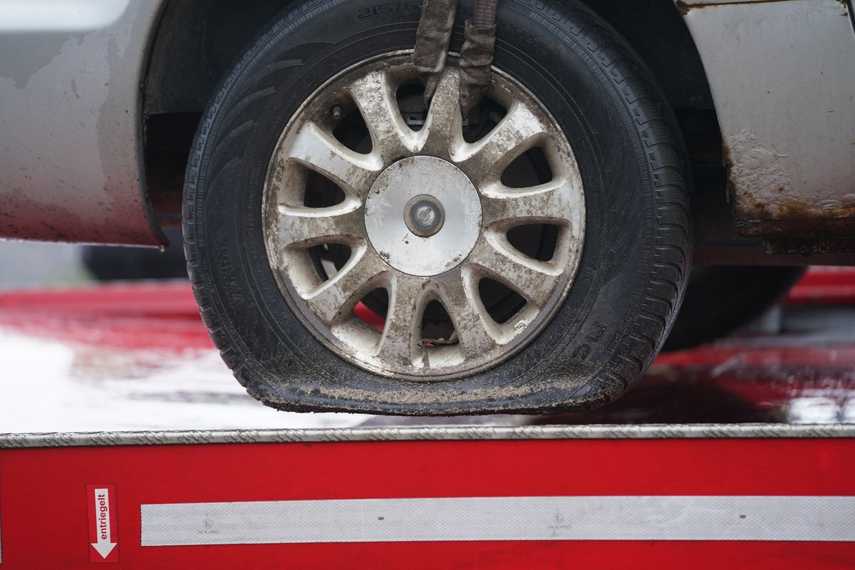 Platte Reifen fanden die Besitzer dreier Autos in der Daimlerstraße am Mittwochmorgen vor. Foto: dpa