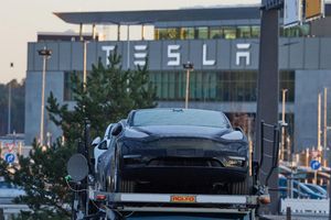 Bei Tesla in Grünheide sind laut dem Unternehmen deutlich weniger als 3000 Arbeitsplätze vom Stellenabbau betroffen. - Foto: Jörg Carstensen/dpa