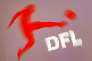 Die Deutsche Fußball Liga hat sich im Streit mit dem Streamingdienst DAZN an die Vereine gewendet. - Foto: Frank Rumpenhorst/dpa