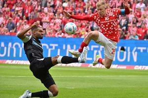 Der FSV Mainz 05 um Jonathan Burkardt (r) zeigte gegen Bayer Leverkusen um Jonathan Tah (l) eine bärenstarke erste Hälfte. - Foto: Torsten Silz/dpa