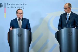 Pistorius und Merz bei ihrer Pressekonferenz nach der Kabinettssitzung im Bendlerblock. - Foto: Britta Pedersen/dpa