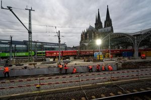 Zehn Tage lang sind Arbeiter nun an der Strecke rund um den Kölner Hauptbahnhof beschäftigt. Unter anderem werden Weichen und Oberleitungen erneuert. - Foto: Henning Kaiser/dpa