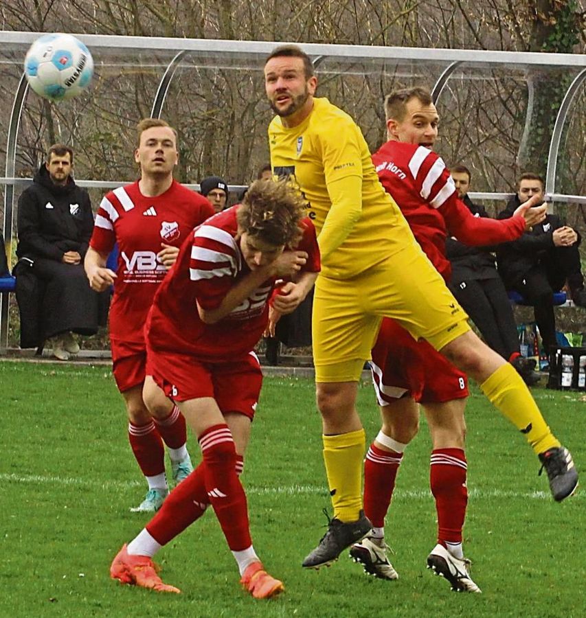 Mit vereinten Kräften verteidigte die Mannschaft von RW Horn (in Rot) gegen die DJK Mellrich und ließ wenig zu. Am Ende siegte die DJK dennoch verdient mit 1:0. Foto: Brand