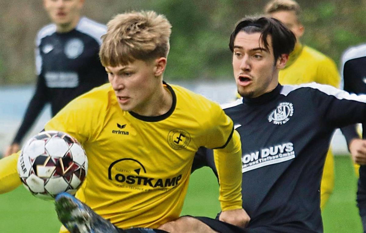 Auch Lennart Belda (in Gelb) hat eine SV-Vergangenheit. Im Viertelfinale des Kreispokals versucht der Landesligist aus Bad Westernkotten den haushohen Favoriten aus Lippstadt aus dem Wettbewerb zu kegeln. Das Spiel findet auf jeden Fall statt, wie SuS-Coach Nolte im Vorfeld ausdrücklich betont. Foto: Wiegand