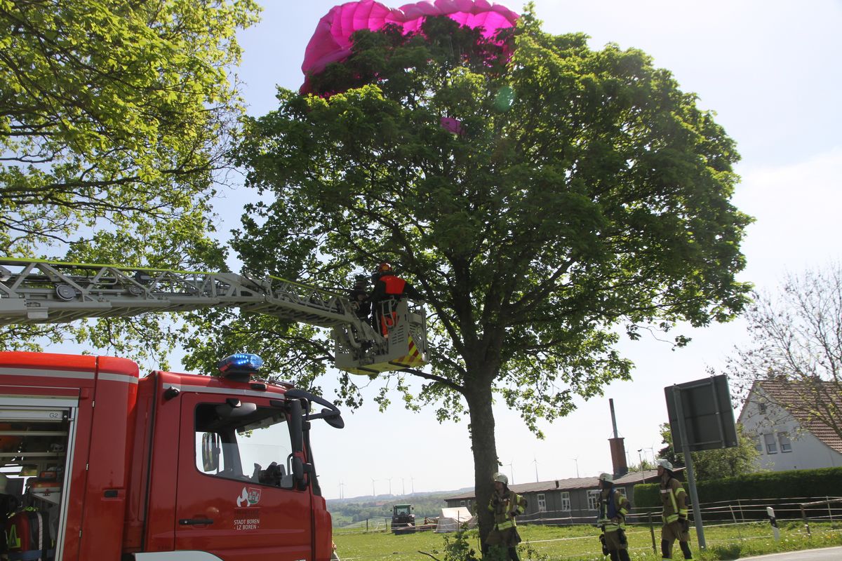 Ein Lippstädter (62) musste nach seinem allerersten Fallschirmsprung in Ahden von der Feuerwehr aus einer Baumkrone gerettet werden.