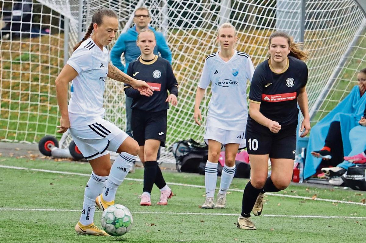 Die Fußballerinnen des TuS Wadersloh (in Weiß) gewannen das Landesliga-Spitzenspiel gegen Delbrück knapp mit 2:1 und sind damit erster Verfolger von Tabellenführer Borchen. Foto: Feichtinger