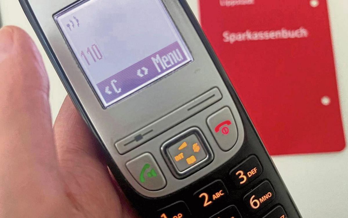 Vorsicht vor dem Anruf falscher Polizisten: Nur einem aufmerksamen Sparkassen-Mitarbeiter ist es möglicherweise zu verdanken, dass der geschädigte Erwitter nicht noch mehr Geld verloren hat. Symbolfoto: Dietz