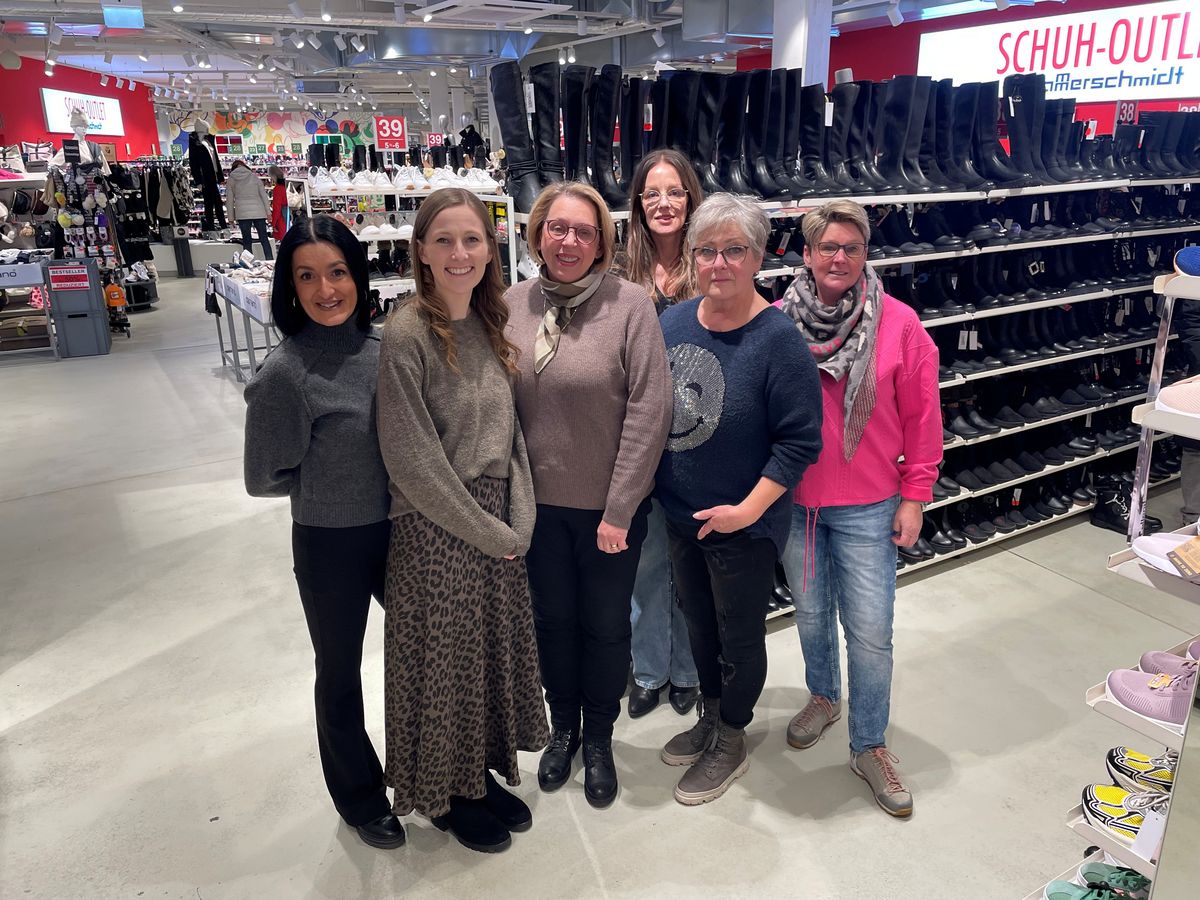 Das Hammerschmidt-Team leiten Filalleiterin Amy Gördes (2.v.l.) und Christa-Paulina Dootz (3.v.l.).