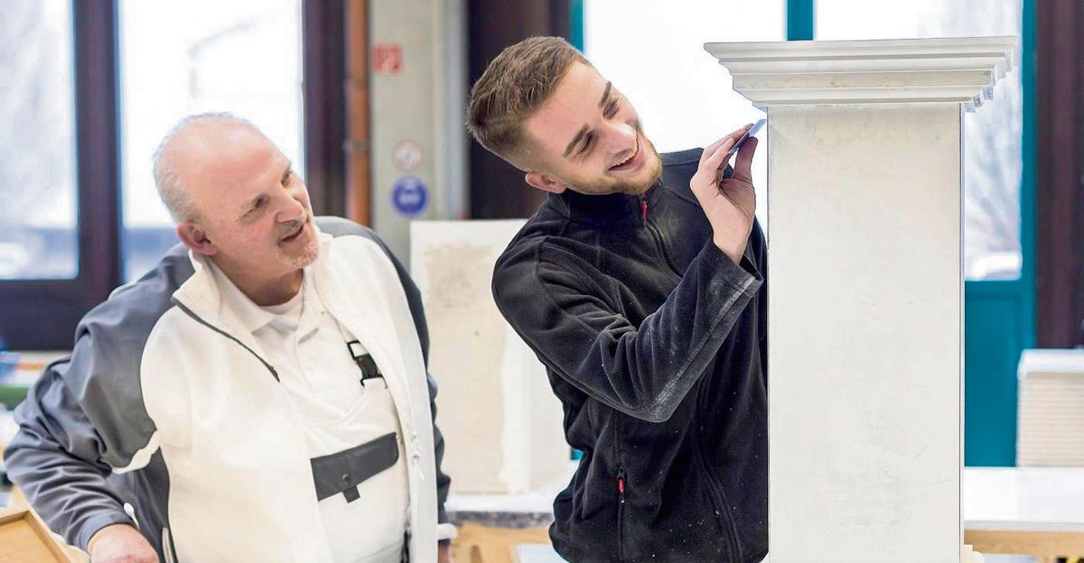 Azubis zählen auch im Kreis Soest zu den Säulen der Zukunft. Hier eine Archiv-Szene aus der Ausbildung der Stuckateure.