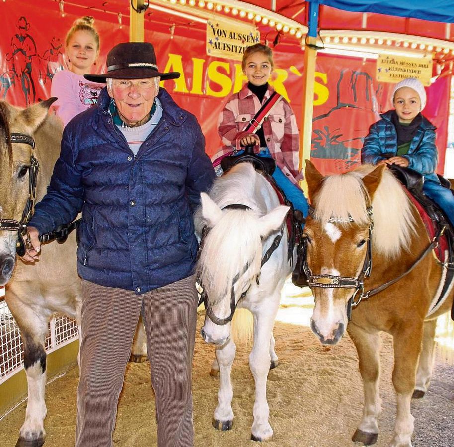 „Kaiser’s Zirkuswelt“ ist mit dem Ponyreiten (hier ein altes Foto aus unserem Archiv) seit über 60 Jahren auf der Herbstwoche vertreten. Foto: Helga Wissing