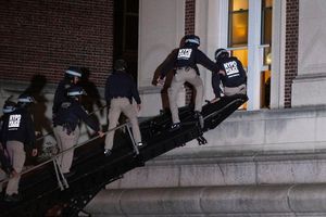 Polizisten dringen in das obere Stockwerk der Hamilton Hall auf dem Campus der Columbia University in New York ein. - Foto: Craig Ruttle/AP/dpa
