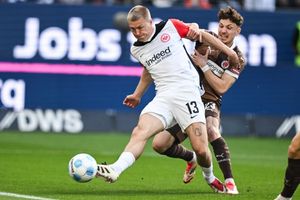 Frankfurts Rasmus Kristensen (l) erzielte nach nur 24 Sekunden die Führung gegen den FC St. Pauli. - Foto: Arne Dedert/dpa