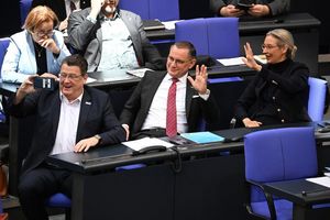 Besonders AfD-Abgeordnete sind in der Vergangenheit durch einen rauen Ton im Parlament aufgefallen. (Archivfoto) - Foto: Bernd von Jutrczenka/dpa