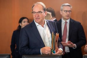 Bundesinnenminister Dobrindt will die Grenzkontrollen verlängern. - Foto: Michael Kappeler/dpa