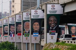 Auf den Plakaten zum G20-Gipfel in Johannesburg ist Chinas Präsident Xi noch zu sehen. Kommen wird er aber nicht. - Foto: Themba Hadebe/AP/dpa