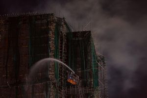 Die Löscharbeiten konnten am Vormittag eingestellt werden. - Foto: Ng Han Guan/AP/dpa