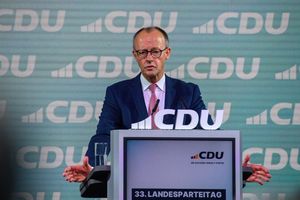 Bundeskanzler Friedrich Merz (CDU) betrachtet es als Glück und Zufall, im Westen geboren und aufgewachsen zu sein. - Foto: Klaus-Dietmar Gabbert/dpa