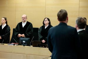 Ein Richter (vorn) trieb es vor allem während seiner Arbeitszeit zu weit ‒ und wurde dafür nun von einem Kollegen verurteilt. - Foto: David Ebener/dpa