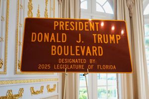 «President Donald J. Trump Boulevard» - die Straße, die zu Trumps Privatclub führt, trägt jetzt seinen Namen. - Foto: Julia Demaree Nikhinson/AP/dpa