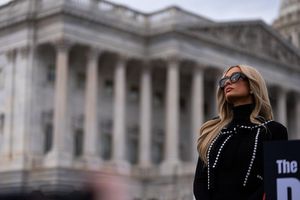 US-Realitystar Paris Hilton will die Rechte von Opfern von KI-generierten pornografischen Inhalten stärken. - Foto: Allison Robbert/AP/dpa
