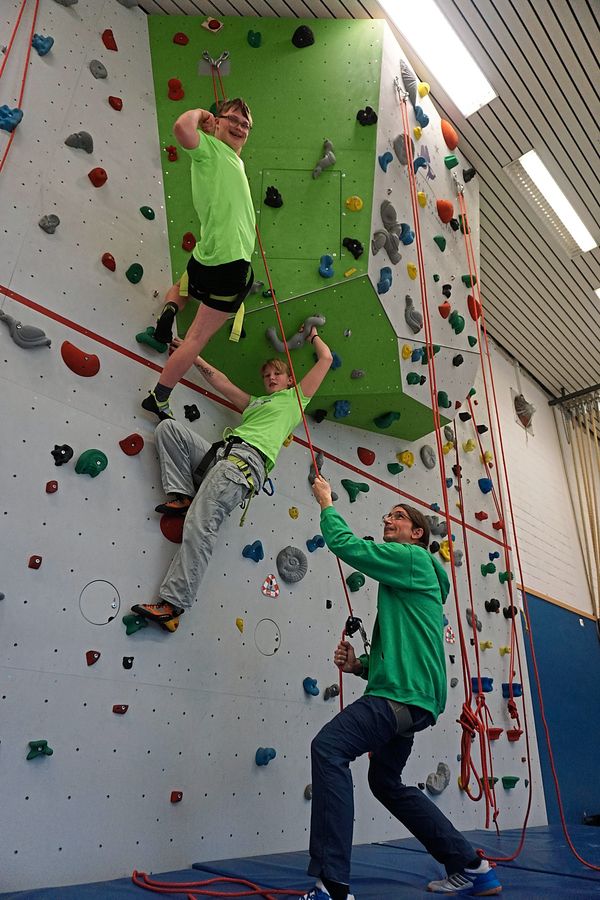 Laura (13) und Leonard (16), Schüler der Don-Bosco-Schule, haben sich in der Disziplin Klettern für das Finale qualifiziert. Archivfoto: Cegelski