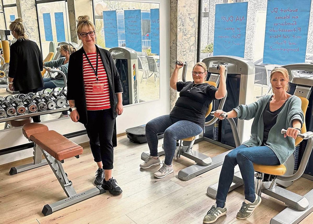 Reizarmes Training im Fitnessstudio: Nicole Kunze, Inhaberin des Fitness- und Gesundheitsparks, Initiatorin Karin Schlüter und Autismustherapeutin Judith Stratmann, stellten die Idee hinter der stillen Stunde vor. Foto: Cegelski