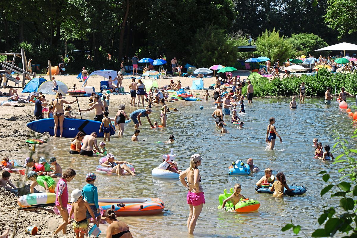 Vor dem Badespaß am Alberssee kommt das Parken. Ab diesem Wochenende werden die Fahrzeuge auf dem Parkplatz automatisch per Kamera erfasst. Foto: Löseke
