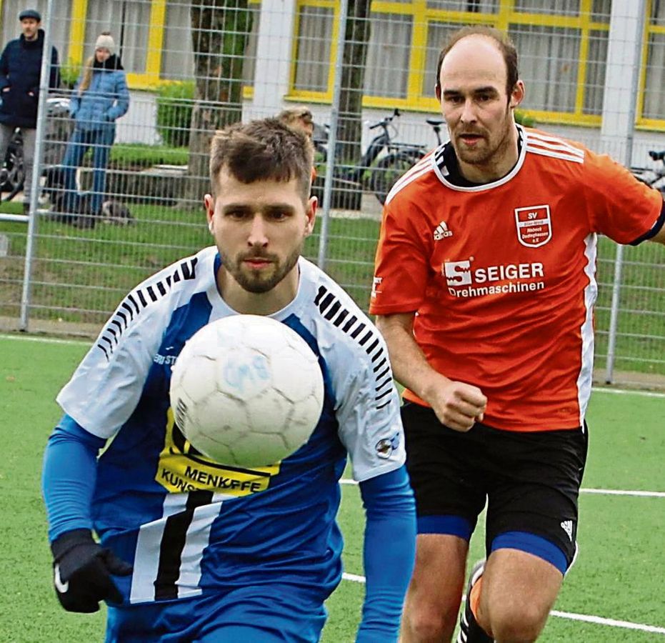 Über lange Phasen konnte BW Rixbeck-Dedinghausen (in Orange) das Spiel gegen den TuS Warstein offenhalten. Trotzdem verlor man mit 0:2. Foto: Brand