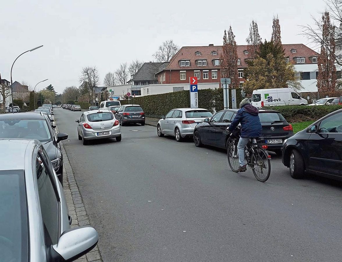 Ungeeignet als Fahrradstraße: die Goethestraße. Laut Stadtverwaltung ist die Fahrbahn nicht breit genug. Zwar könnte durch Parkverbote Abhilfe geschaffen werden. Aber das würde die Situation in den angrenzenden, durchs Parken ohnehin schon belasteten Straßen weiter verschärfen. Foto: Heienbrok