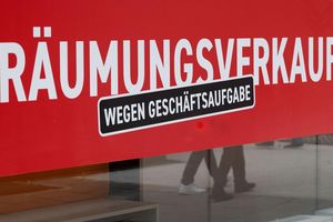 Unternehmen aus allen Wirtschaftsbereichen müssen bei Zahlungsunfähigkeit Insolvenz anmelden. - Foto: Bernd Weißbrod/dpa