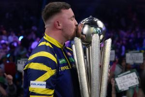 Luke Littler feiert den WM-Titel. - Foto: Dave Shopland/AP/dpa